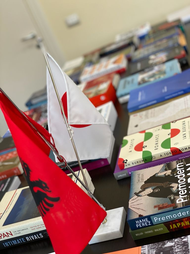 Ambasada e Japonisë dhuron 139 tituj librash për bibliotekën e qytetit